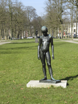 906150 Afbeelding van het bronzen beeldhouwwerk 'Luco' van Charles Leplae (1903-1961), in 1964 geplaatst in het ...